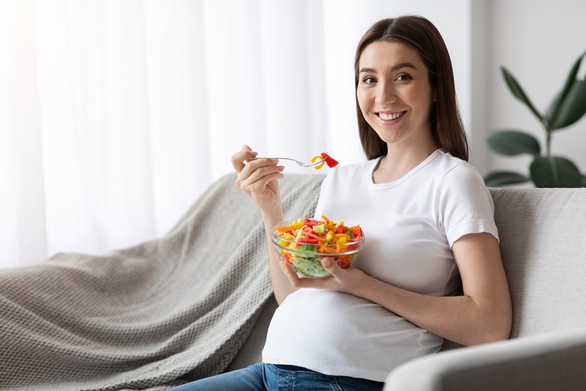 Kobieta w ciąży powinna dbać o zdrową dietę.