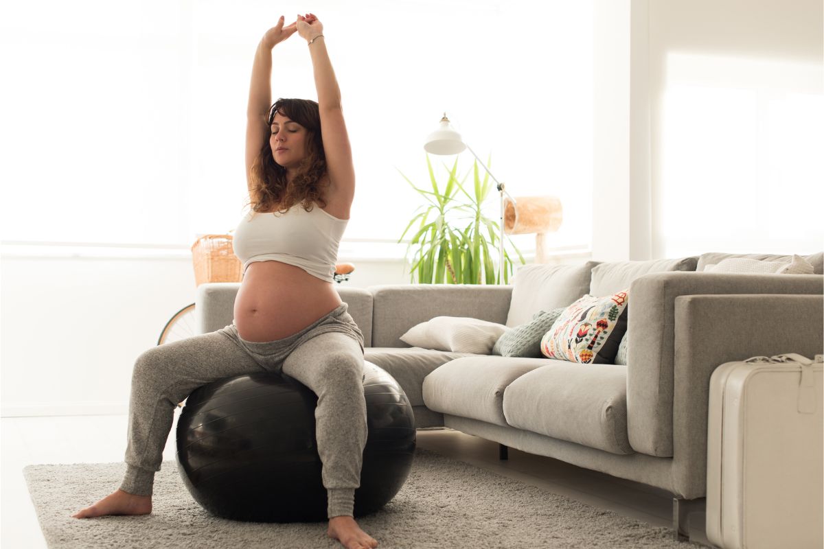 Kobieta w ciąży ćwiczy
