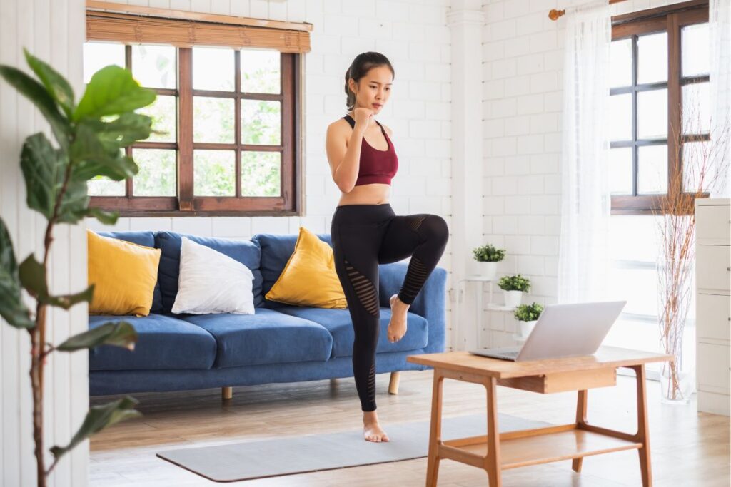 Kobieta ćwiczy aerobik w domu