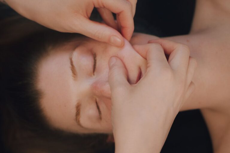 kobieta podczas masażu kobido