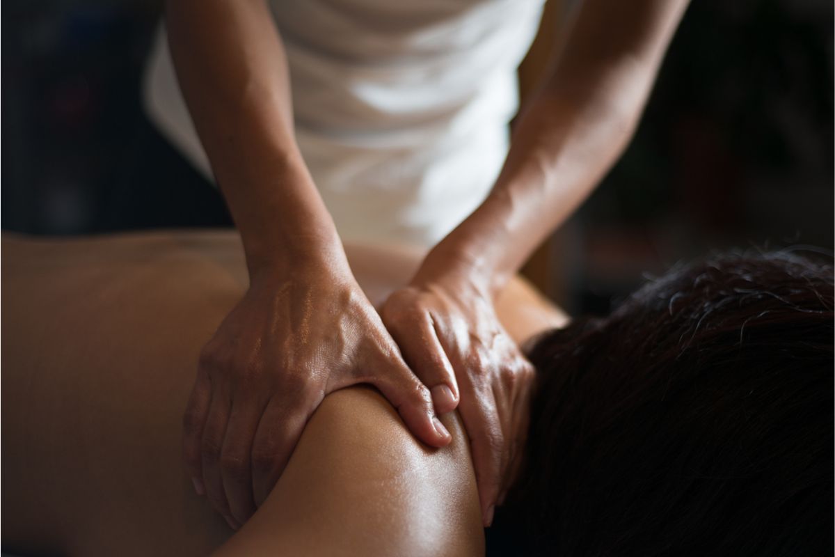 Masaż transbukalny wykonywany na kobiecie przez profesjonalnego masażystę