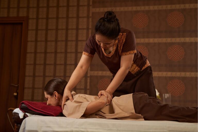 Kobieta podczas zabiegu masażu tajskiego