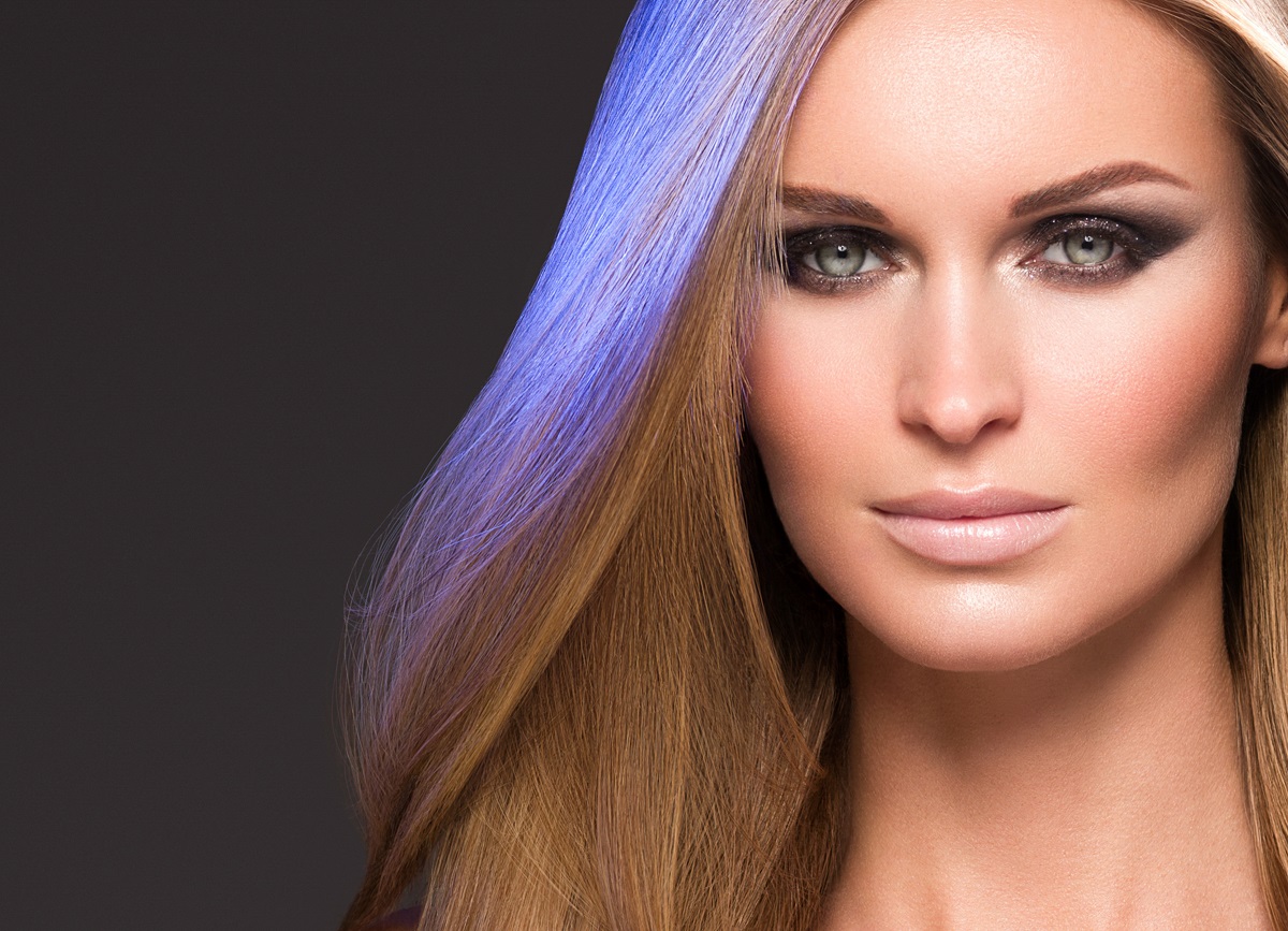 Kobieta z rozjaśnionymi włosami